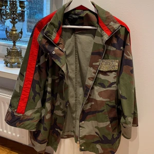 Camouflagejacka med röda detaljer - Säljer min camouflage jacka från zara med röda detaljer och glitterficka! Skick: använd 1 gång. Storlek: S men oversized i passformen.🥰 jag är en 36/38 och är 167 cm