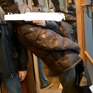 Moncler jacka - Säljer min super fina mörkgröna moncler jacka, super fin och unik❤️. Använd fåtal gånger❤️ (köpt för omkring 20 000kr)