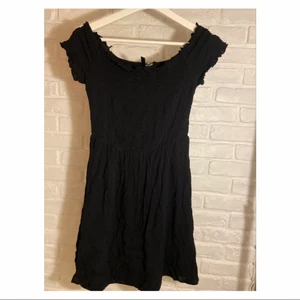 Svart klänning  - Super söt svart klänning använd 1 gång 