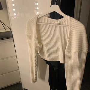 Kofta - Kofta från hm som endast är andväd en gång, så skicket är som nytt😌