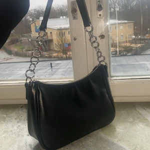 Väska  - Väskan är helt ny jag tog den från min vän för hon använder den inte 