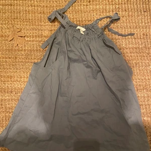 Söt topp - Grå jättesöt halternecktopp från HM med knyte i nacken💕 😃