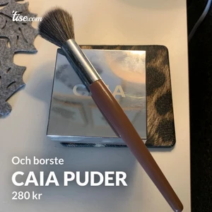 Caia  - Säljer min caia puder honey matte och bordet f 15 till.    Använd en gång  