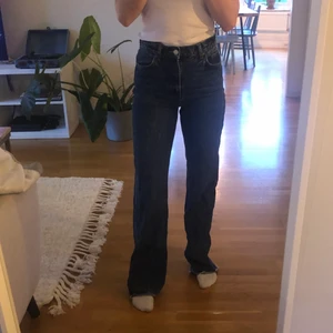 Jeans Full Length från Zara - Mörkblå i jeans i modellen Full Length med hög midja. Jag är 173. Köpare står för frakt. 