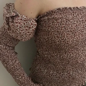 bloomig blus/top i strl L - En romantisk bloomig top i ny skick från shein i strl L