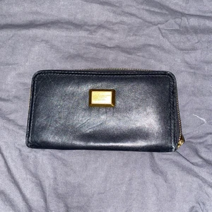 Plånbok från Marc Jacobs  - Svart Marc Jacobs plånbok i läder, väldigt fint skick och sparsamt använd