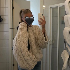 Na-kd stickad tröja - En superfin och trendig stickad tröja från Na-kd💕 Jag säljer tröjan på andra och tredje bilden, är inte säker på om det är densamma som den första bilden, men den är väldigt likt oavsett! Skriv gärna om du har någon fråga!🧚🏻‍♀️