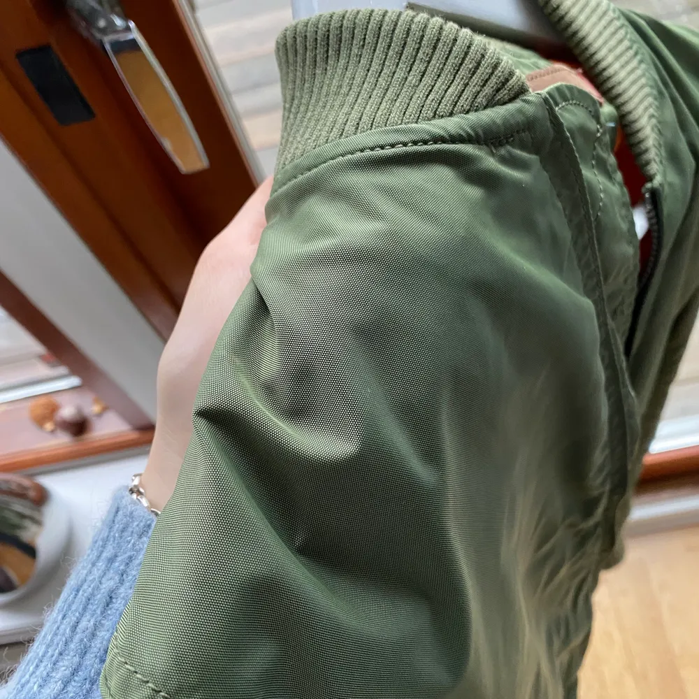 Supercool grön bomberjacka!! Använder ej längre tyvärr 🥺. Takit.