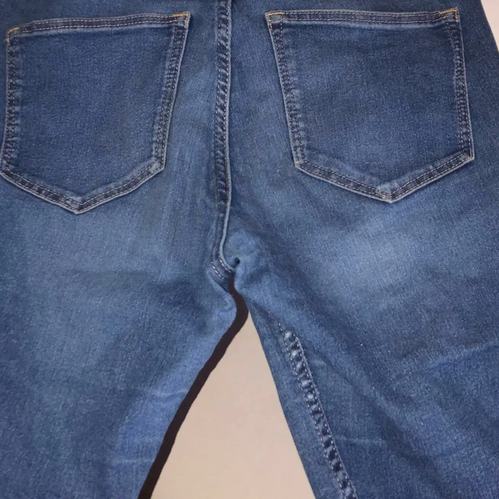 Använt många gånger gillar den fortfarande bara den är kort för mig😪 det går på frakt för 66 kr. Jeans & Byxor.