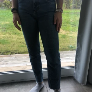 Jenas från zara  - Säljer ett par jeans från zara i storlek 36 passar bra sitter rakt ner rikigt sköna säljer för blivit för små
