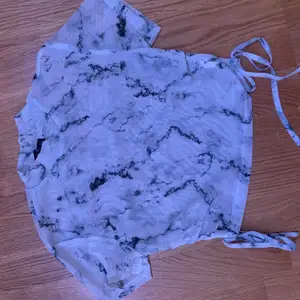 Genomskinlig snygg marmor mönster tröja