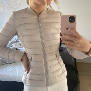 Dunjacka🤍🤍 - Beige Dunjacka från Esprit🧡🤍 figursydd med fina silverdetaljer. storlek xs. 100 kr+ frakt