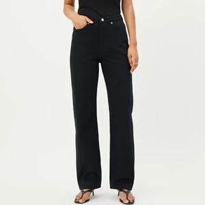 Weekday Jeans - Har bestämt mig för att även sälja mina svarta weekday jeans i modellen ROWE. De är oxå en storlek större än vad jag brukar ha (jag är en M/38) för att jag ville att dom skulle sitta längre ner på höften! Köpta för 500kr, jag säljer för 200kr + frakt🤩 skicka privat om fler bilder!