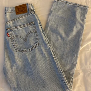 Levis jeans - Blå Levis jeans i modellen Ribcage, W25L28 jag är 164💕 Aldrig använt och jag köpte de för 1200, kom gärna med förslag på pris om du är intresserad🤍