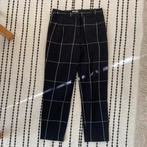 Byxor från Weekday - Rutiga byxor från Weekday i storlek XS! Ett spänne har gått av, men dragkedjan och knappen fungerar finfint som vanligt, och de är i övrigt i mycket gott skick. 