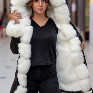 Xs/S - Jag säljer min parka fake päls jacka i vit för att den ej passade på mig helt ny testade bara den en gång när den kom betalade 1700kr säljer för 1500kr vid snabb affär kan priset diskuteras 