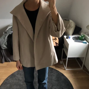 Beige kort kappa - Världens snyggaste beiga korta kappa/jacka, i nyskick!!