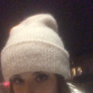 Vit mössa - bikbok  - Säljer denna sparsamt använda mössan från bikbok då den inte är min stil längre, kom priv för mer bilder🥰