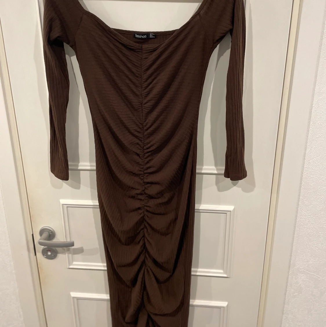 Off-shoulder klänning