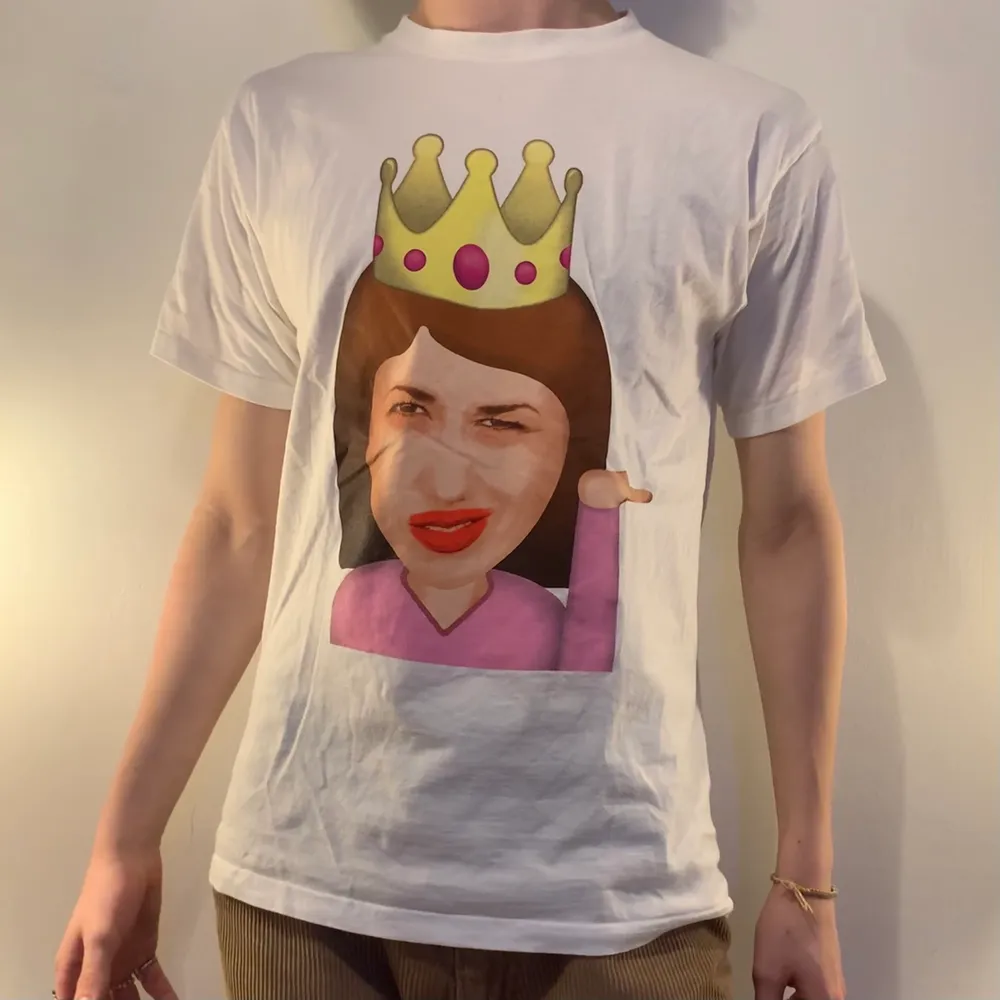Vit t-shirt köpa second hand med ett tryck av Miranda sings som en emoji 💁🏽‍♀️👑 Superrolig tröja med meme på bröstet i förvånansvärt bra kvalité! Kan användas som en skön kul pyjamas tröja!. T-shirts.