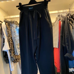 Svarta byxor - Superfina men känner att de inte ä min stil längre, nästan aldrig använda💕(frakt ingår inte. Hör gärna av dej om du är intresserad)