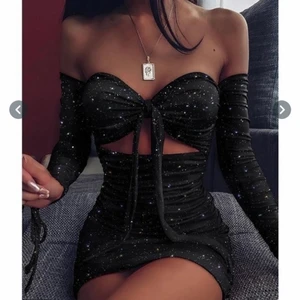 Svart glittrig kort klänning  - aldrig använd. För liten för mig 