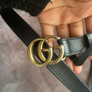Äkta gucci skärp stl 85 - Fint skärp köpt på gucci.com. 85cm långt så jag har gjort extra hål (se bild). Normalt slitage! 