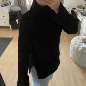 Svart stickad tröja - Tröjan är skön, bra skick osv. Men har själv tröttnat på den då jag haft den ”för länge”. Storlek S från NA-KD. Köparen står för frakt (66kr).