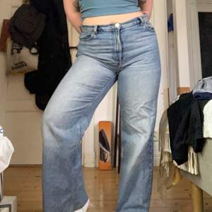 Ljusblå vida jeans från monki i modellen yoko. Uppsydda så de passar mig som är ca 160 i längden. Passar även kortare. Finns en mycket liten fläck på ena bakfickan, skriv för bild. Frakt tillkommer. Gissar på 66kr men kanske mer, tar reda på det vid köp. Hör av er för mer frågor