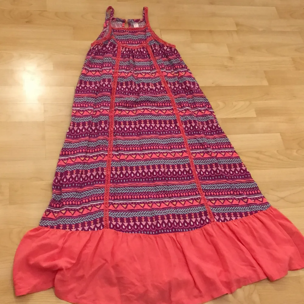 Klänningen är inte använd och är jätte fin och skön i material.. Mekot.