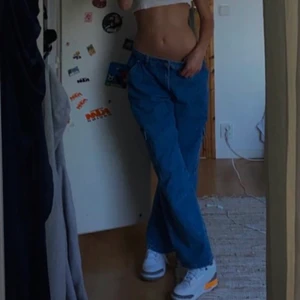 cargojeans - Lågmidjade cargoJeans från asos i storlek 28/32. Säljer för att de är för stora. Är i princip oanvända. Är 178cm lång. Köparen står för frakt