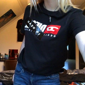 Diesel T-shirt  - Säljer denna T-shirt pga den inte kommer till användning då den e lite liten i min smak. Den är dock ganska lång. Beställd ifrån junkyard och i bra skick :) nypris runt 450