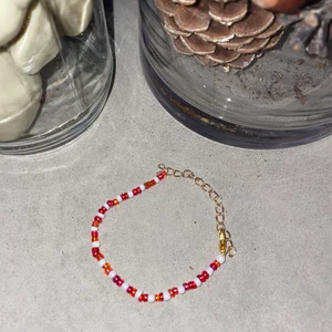 Armband  - Jätttefint rätt armband som är justerbart så det passar många olika storlekar🤍 35kr inklusive frakt🤍 kontakta ifall du vill köpa eller har frågor!