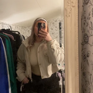 Beige jacka  - Säljer min fina beiga jacka ifrån Pull & Bear!! Använt några gånger men är nästa helt som ny🥰 köpt för 400 & stl xs men är stor för sin storlek 