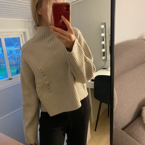 Stickad tröja från H&M - Helt ny tröja från H&M som köptes häromdagen, testade aldrig tröjan i butik och insåg hemma att den är lite sticksig vilket jag inte gillar. Kvittot är borttappat så säljer den istället. 