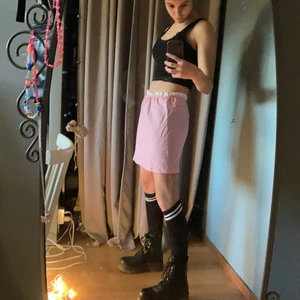 Rosa kjol  - Jättefin kjol med resor i midjan. Vet inte vart den är ifrån. 