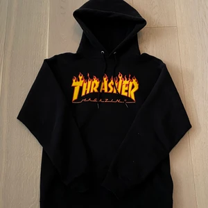 Thrasher Hoodie - Säljer min Thrasher Hoodie då jag inte använder den speciellt mycket längre. Den är i väldigt fint skick och jag har inte använt den jättemycket heller innan. Köparen står för frakten, betalning via swish :)                                                Priset är inte ristat i sten, kan diskutera det, kan även mötas upp i Stockholms innerstad