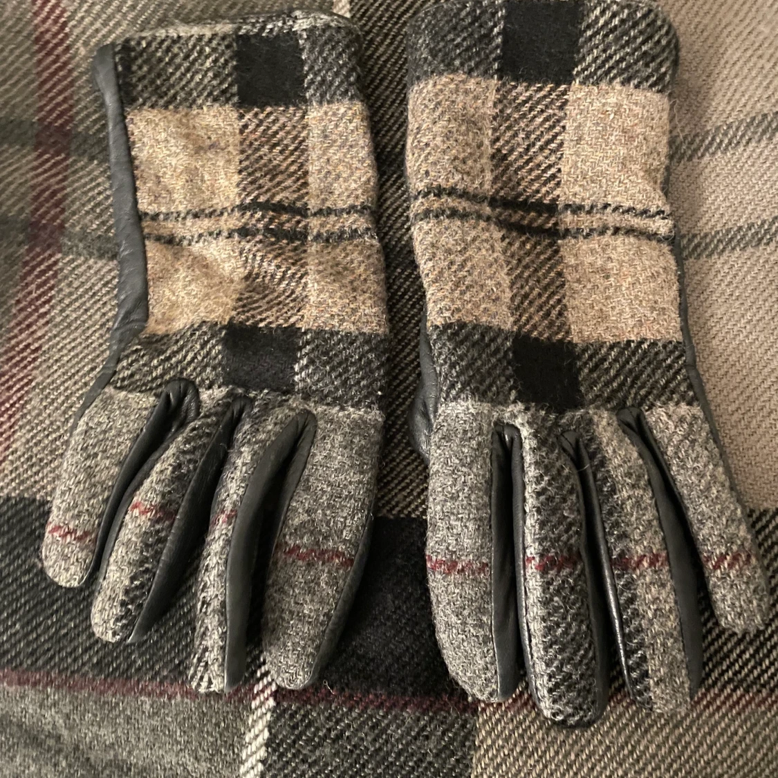 Barbour gloves and scarf set