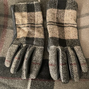Barbour gloves and scarf set - Barbour scarf and gloves with leather.