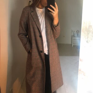 Kappa - En lång mönstrad kappa i storlek 42 från primark, men jag skulle snarare säga storlek 38-40 , då den är lite kortare och smalare i ärmarna. 