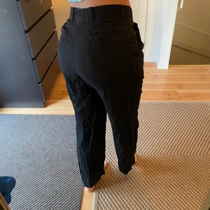 Svarta linnebyxor  - Använda fåtal gånger eftersom att de är lite för små i midjan för mig. Väldigt mjuka innuti och bra längd på benen 😜