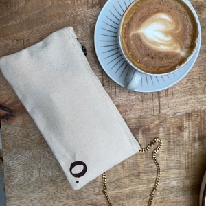 Bag organizers / necessärer - Organisera uf har skapat den perfekta necessären för att platsa  i handväskan eller i den stora fickan där allt ligger huller om buller. Vi skär ut vårt tryck för hand och trycker sedan med textilfärg. För mer information gå till vår Instagram —> @organisera.uf , därifrån kan ni även ta er vidare till vår hemsida. Det går bra att köpa av mig här på plick eller skriva på DM💓✨🥰 Frakt kostar  ca 20-40kr💓