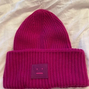 Acne mössa - Säljer min favoritmössa från Acne Studios som köptes hösten 2019 på Åhléns i Göteborg. Sparsamt använd och i bra skick! 