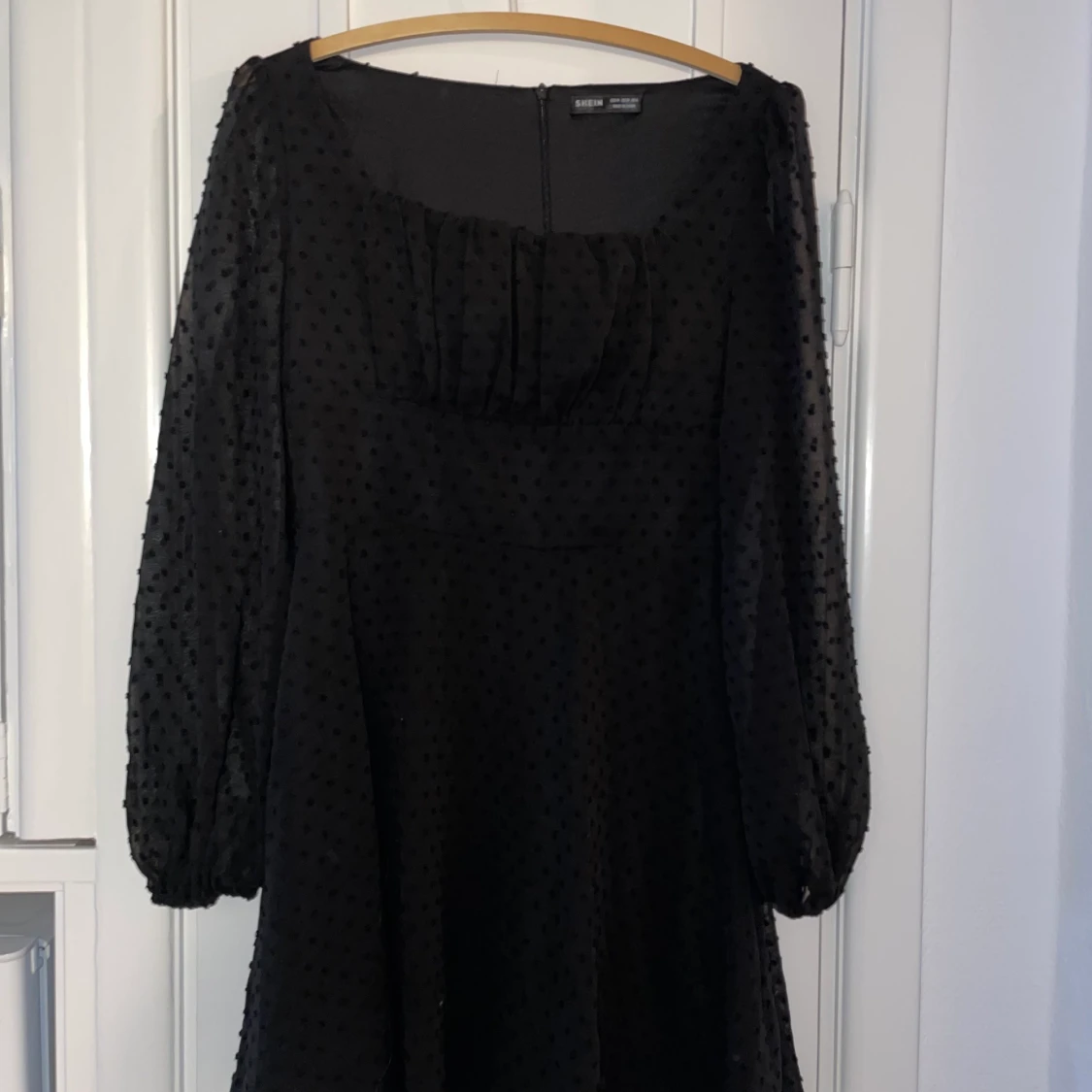 Svart klänning med prickar 