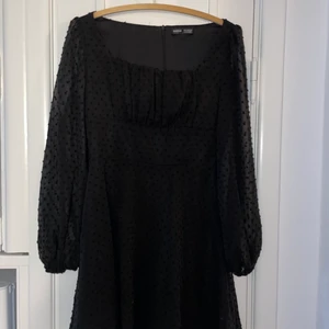 Svart klänning med prickar  - Söt klänning med prickar 