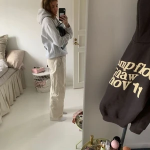 Weekday jeans - Fina jeans från weekday i modellen Rowe. Storlek 28 så passar Xs-S-Liten M beroende på hur man vill att dem ska sitta! Bilden är lånad men jeansen liknar dem på bilden. Bud från 200! 💞