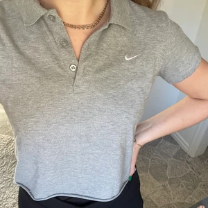 Nike t-shirt - Hej, säljer denna Nike-t-shirt i en fin grå färg! Köpt här på Plick och är avklippt nertill. Säljer då jag inte använder den längre🥰 Storleken är barn L, så motsvarar en xs ungefär i vuxenstorlek:) 