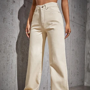 Vit/ beigea jeans  - Säljer min syrras vit/beiga jeans pga att dom är för korta på henne. Hon är ca 173 och dom är lite för korta på henne då hon helst vill ha så som modellen på sista bilden har. Dom är i storlek S och är helt oanvända samt inget fel på dom. Kan tyvärr inte skicka bild med dom på som sagt. Om någon har en fråga så är de bara att skriva till mig privat ❤️