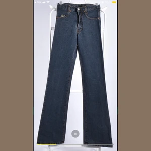 Assnygga vida jeans strl 26 - Säljer dessa assnygga jeans med vida ben som tyvärr är för små för mig. Liten 🍃 på fickan. Passar xs-s!