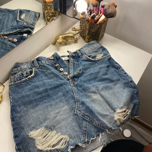 Jeans kjol - Jeans kjol från Zara, endast använd 1 gång